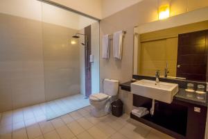 Koupelna v ubytování Svarna Suites Seminyak