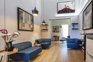 a living room with blue couches and a table at Uflat in Catania