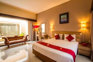 Postel nebo postele na pokoji v ubytování Svarna Suites Seminyak