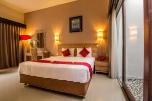 Postel nebo postele na pokoji v ubytování Svarna Suites Seminyak