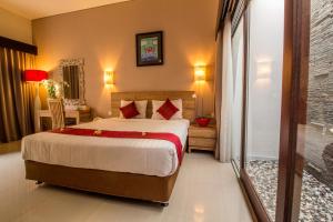 Postel nebo postele na pokoji v ubytování Svarna Suites Seminyak