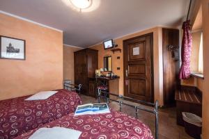 A bed or beds in a room at Lo Teisson