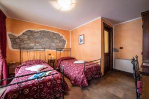 A bed or beds in a room at Lo Teisson