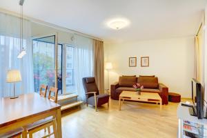 uma sala de estar com um sofá e uma mesa em Apartment24 - Foorum em Talin