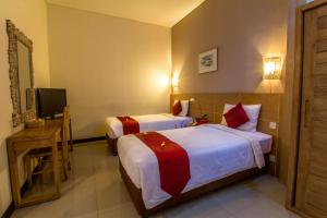 Postel nebo postele na pokoji v ubytování Svarna Suites Seminyak