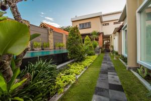 Bazén v ubytování Svarna Suites Seminyak nebo v jeho okolí