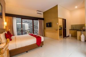 Postel nebo postele na pokoji v ubytování Svarna Suites Seminyak