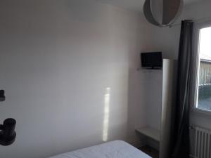 1 dormitorio con cama y ventana en lOberge en Mios