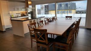 シュピーツにあるAttika Wohnung Spiezのキッチン(大きな木製テーブル、椅子付)
