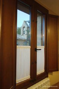 uma janela com vista para uma casa em Atardeceres d'Aragón em Fontellas