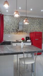 una cucina con bancone e frigorifero rosso di The Red Box Roma on the Beach a Roma