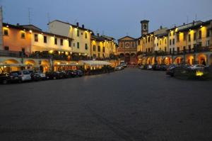 una strada di città con auto parcheggiate di fronte agli edifici di Apartment Piazza Matteotti a Greve in Chianti