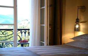 Hôtel Eze Hermitage客房内的一张或多张床位