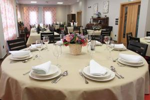 Restoran atau tempat lain untuk makan di Albergue Restaurante Casa Herminia +8 gambar