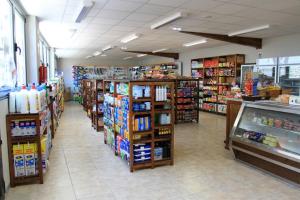 un couloir de magasin d'une épicerie avec des rayons de nourriture dans l'établissement Albergue Restaurante Casa Herminia, à El Campiello
