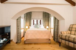 Letto o letti in una camera di Schloss Prielau Hotel & Restaurants