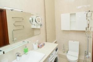 スームィにあるM&M Aparthotel VIPのバスルーム(トイレ、洗面台、鏡付)