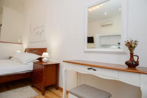 - une chambre avec un lit et une commode avec un miroir dans l'établissement M&M Aparthotel VIP, à Soumy
