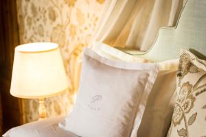 Letto o letti in una camera di Schloss Prielau Hotel & Restaurants