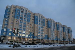 ブズルクにあるApartments on Moskovskaya 79の青い窓のある大きなアパートメントビル