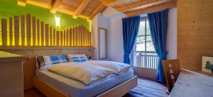 een slaapkamer met een bed in een kamer met een raam bij Chalet Nada in Livigno