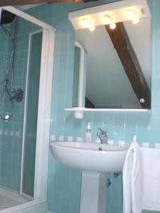 ヴェネツィアにあるLe Mansarde Deluxeのバスルーム(洗面台、鏡付)