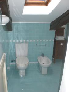 ヴェネツィアにあるLe Mansarde Deluxeの青いタイル張りのバスルーム(トイレ、ビデ付)