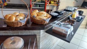 dos cestas de pan en una barra en una cocina en Lord Hotel Camburi, en Vitória