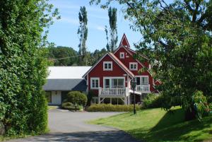 Casa roja grande con porche blanco en Topcamp Bie - Grimstad, en Grimstad
