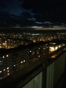 - Vistas a la ciudad por la noche con luces en Двушка люкс en Maykop