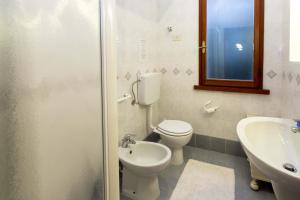 A bathroom at Il Gabbiano Piano Terra - Goelba