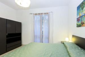 A bed or beds in a room at Il Gabbiano Piano Terra - Goelba