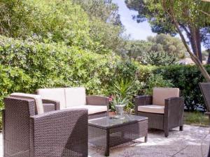 A garden outside Il Gabbiano Piano Terra - Goelba