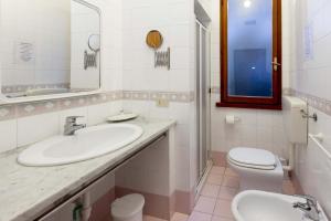 A bathroom at Il Gabbiano Piano Terra - Goelba