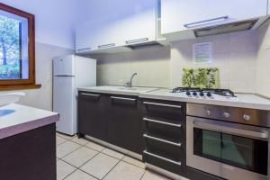 A kitchen or kitchenette at Il Gabbiano Piano Terra - Goelba
