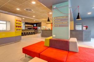 A seating area at MEININGER Milano Garibaldi