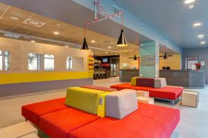 A seating area at MEININGER Milano Garibaldi