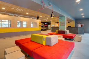 A seating area at MEININGER Milano Garibaldi