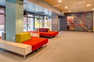 A seating area at MEININGER Milano Garibaldi