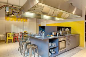 A kitchen or kitchenette at MEININGER Milano Garibaldi