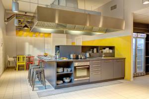 A kitchen or kitchenette at MEININGER Milano Garibaldi