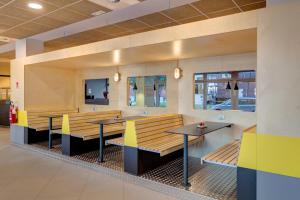 A seating area at MEININGER Milano Garibaldi