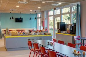 A restaurant or other place to eat at MEININGER Milano Garibaldi