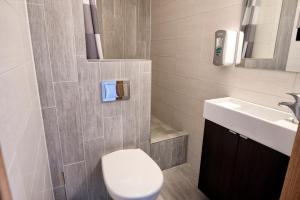 un bagno con un water e un lavandino di B14 Hostel a Reykjavik