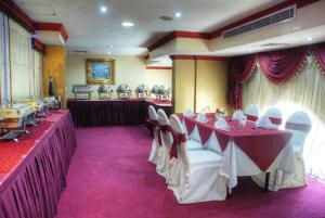Restaurace v ubytování Al Maha Regency Hotel Suites - Managed by Aoudi Consultants