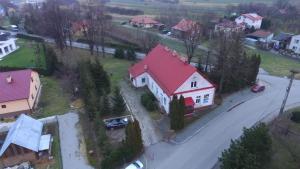 dom z czerwonym dachem na ulicy w obiekcie Apartamenty Trzciana w mieście Rzeszów