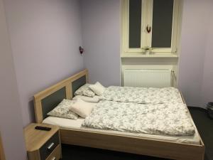 4 Pokoje في بوزنان: سرير في غرفة صغيرة