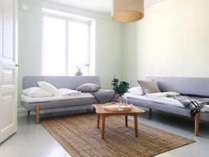 sala de estar con sofá y mesa en Magnificent sea view! Luminous 1 br for max 4 en Helsinki
