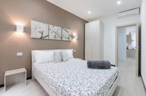 タオルミーナにあるHoliday Home Taormina 3のベッドルーム1室(大型ベッド1台付)