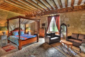 1 dormitorio con 1 cama, 1 silla y 1 sofá en Château De Blavou Normandie en Saint-Denis-sur-Huisne